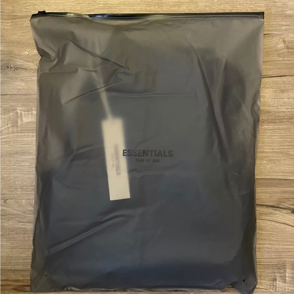 Fear of God black essentials shorts - Picture 3 of 8